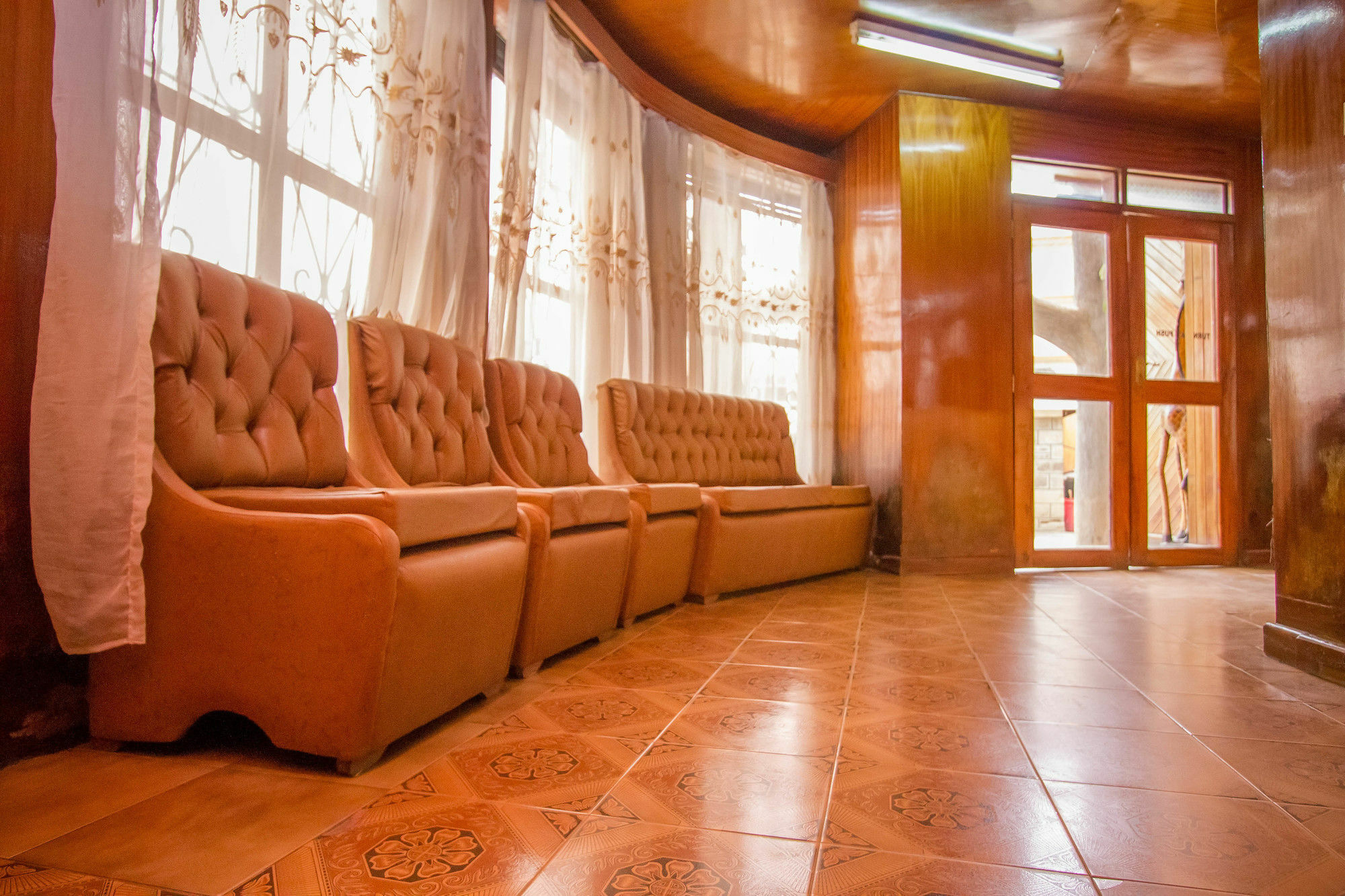 Hotel Genevieve Накуру Экстерьер фото